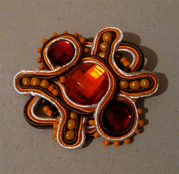 Eritas sutažas broša